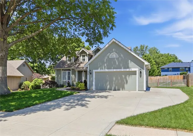 Photo 3 of Sale Pending at 528 Ne Bordner Dr, Lee's Summit, MO 64086 | MLS# 2642492 | Listing updated on 2026-09-26