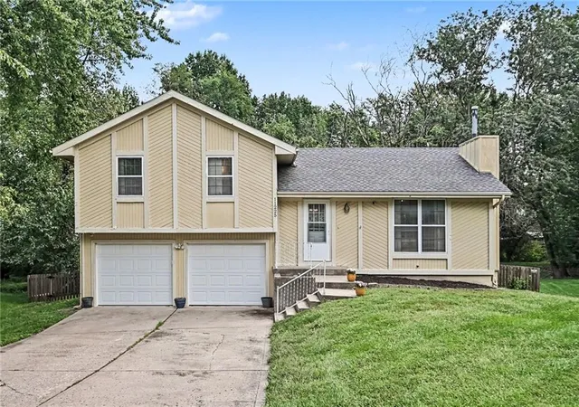 Photo 2 of Sale Pending at 11225 N Tracy Ave, Kansas City, MO 64155 | MLS# 2642498 | Listing updated on 2026-10-04