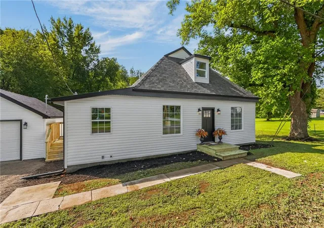 Photo 3 of Sale Pending at 606 E Elijah St, Easton, MO 64443 | MLS# 2642501 | Listing updated on 2026-09-22