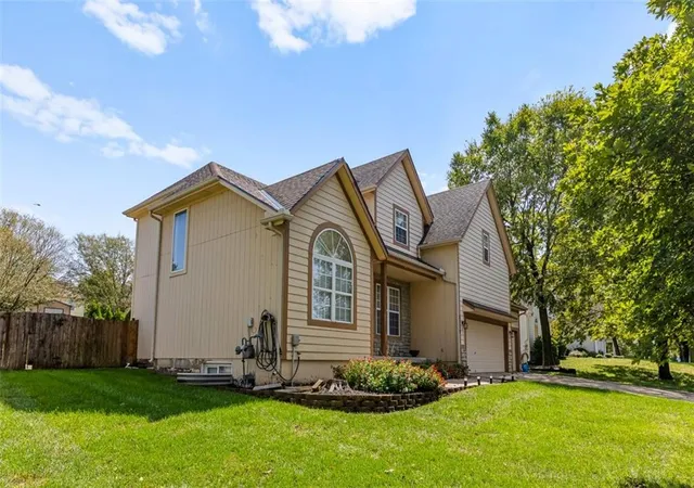 Photo 3 of Single family home for sale at 8375 Timber Trails Dr, De Soto, KS 66018 | MLS# 2642503 | Listing updated on 2026-10-13