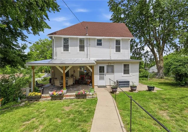 Photo 3 of Single family home for sale at 1025 Ironmoulders St, Leavenworth, KS 66048 | MLS# 2642511 | Listing updated on 2026-09-17