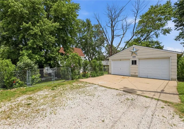 Photo 3 of Single family home for sale at 1025 Ironmoulders St, Leavenworth, KS 66048 | MLS# 2642511 | Listing updated on 2026-10-03