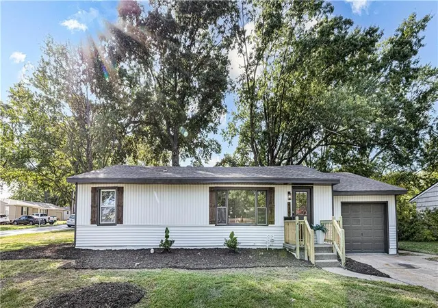 Single family home for sale at 610 SW Browning Ave, Lees Summit, MO 64063 | MLS# 2642512