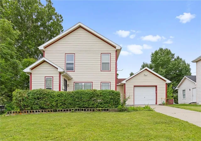 Photo 2 of Single family home for sale at 2005 E 34th Street, Kansas City, MO 64109 | MLS# 2642517 | Listing updated on 2026-09-18