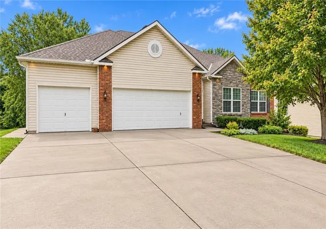 Photo 2 of Single family home for sale at 10108 N Willow Ave, Kansas City, MO 64157 | MLS# 2642518 | Listing updated on 2026-09-30