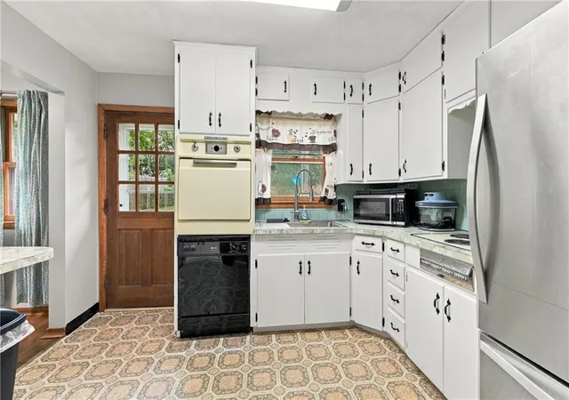 Photo 4 of Single family home for sale at 10407 E 30th Terrace, Independence, MO 64052 | MLS# 2642519 | Listing updated on 2026-09-20