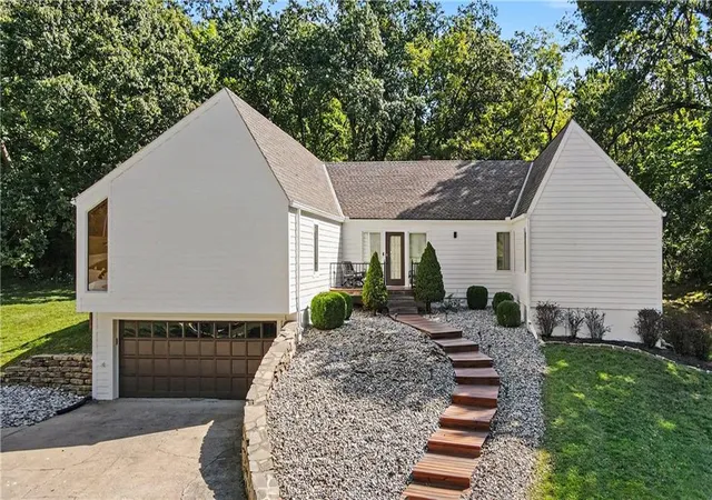 Photo 4 of Single family home for sale at 4813 NW Northwood Rd, Riverside, MO 64150 | MLS# 2642527 | Listing updated on 2026-10-06