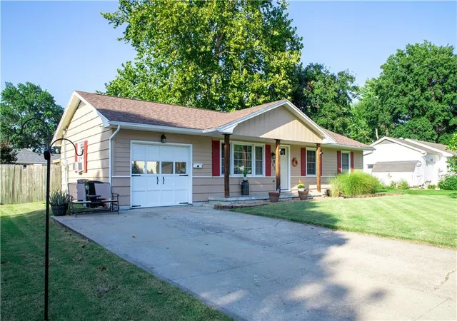 Photo 2 of Single family home for sale at 505 South Dr, Marshall, MO 65340 | MLS# 2642530 | Listing updated on 2026-09-18