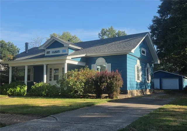 Photo 2 of Sale Pending at 417 W Washington St, Pittsburg, KS 66762 | MLS# 2642537 | Listing updated on 2026-09-23