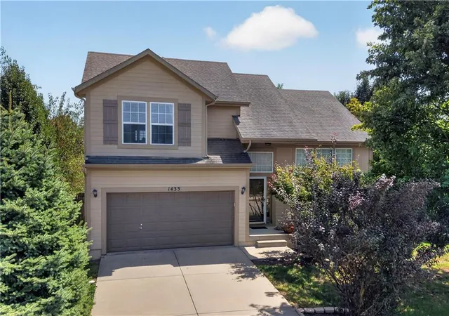 Photo 3 of Single family home for sale at 1433 Glen Dr, Louisburg, KS 66053 | MLS# 2642540 | Listing updated on 2026-09-28