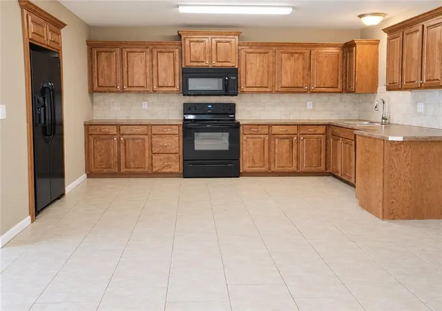 Photo 3 of Multi family home for sale at 609 W Market St, Warrensburg, MO 64093 | MLS# 2642558 | Listing updated on 2026-09-19