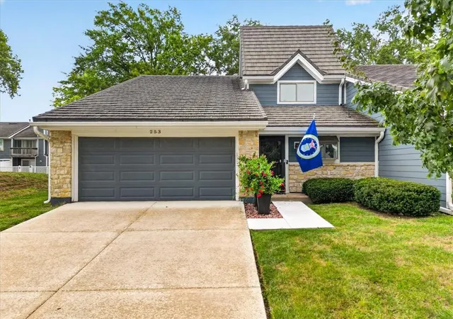 Townhouse for sale at 253 NE Edgewater Dr, Lees Summit, MO 64064 | MLS# 2642575