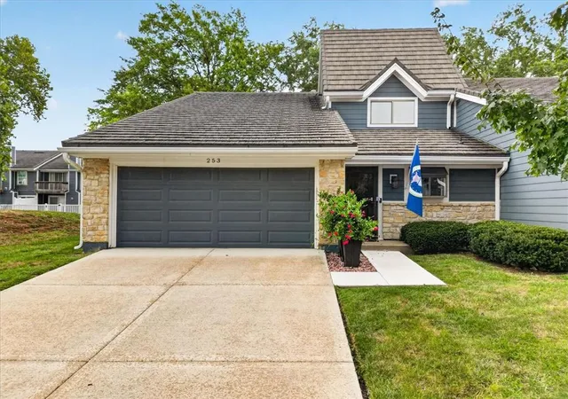 Photo 2 of Townhouse for sale at 253 Ne Edgewater Dr, Lees Summit, MO 64064 | MLS# 2642575 | Listing updated on 2026-10-08