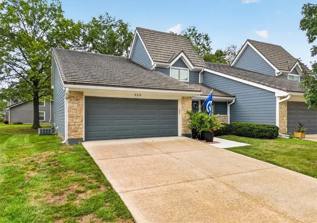 Photo 3 of Townhouse for sale at 253 Ne Edgewater Dr, Lees Summit, MO 64064 | MLS# 2642575 | Listing updated on 2026-10-08