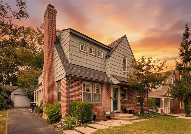 Photo 1 of Sale Pending at 6848 Locust St, Kansas City, MO 64131 | MLS# 2642603 | Listing updated on 2026-09-27