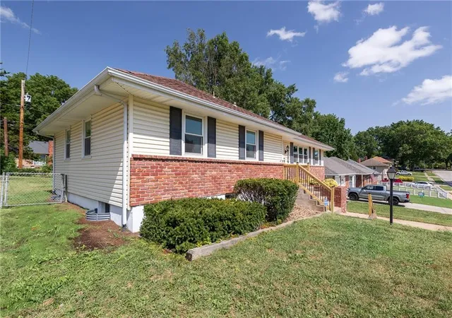 Photo 2 of Single family home for sale at 15706 E 44th Terrace S, Independence, MO 64055 | MLS# 2642620 | Listing updated on 2026-09-23