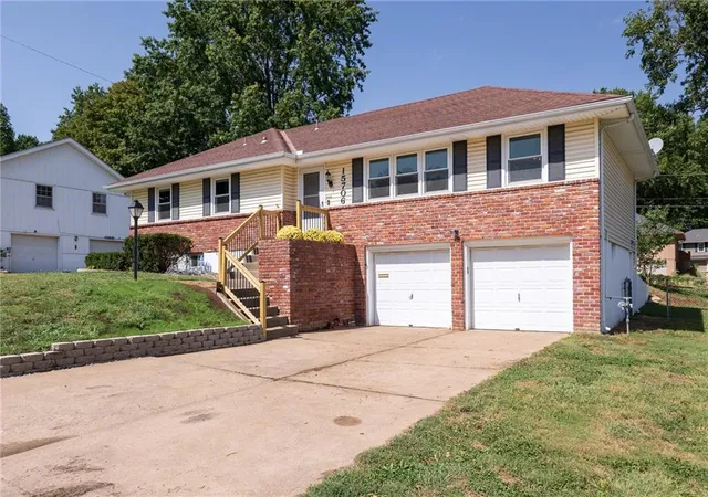 Photo 3 of Single family home for sale at 15706 E 44th Terrace S, Independence, MO 64055 | MLS# 2642620 | Listing updated on 2026-09-23