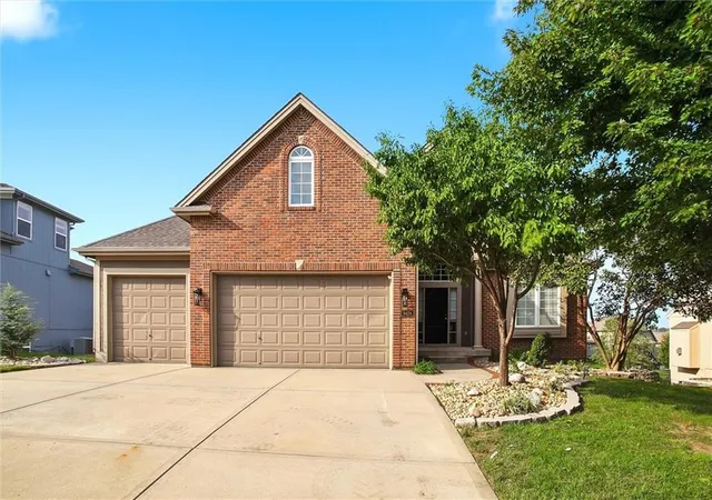 Photo 1 of Sale Pending at 9424 N Hunter Ave, Kansas City, MO 64157 | MLS# 2642623 | Listing updated on 2026-10-04