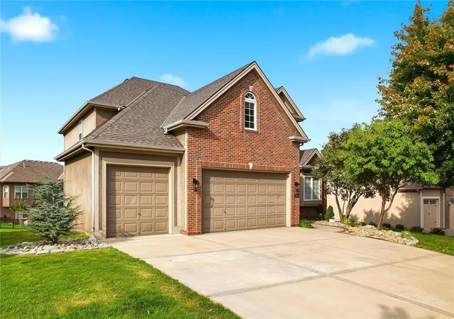 Photo 2 of Sale Pending at 9424 N Hunter Ave, Kansas City, MO 64157 | MLS# 2642623 | Listing updated on 2026-10-04