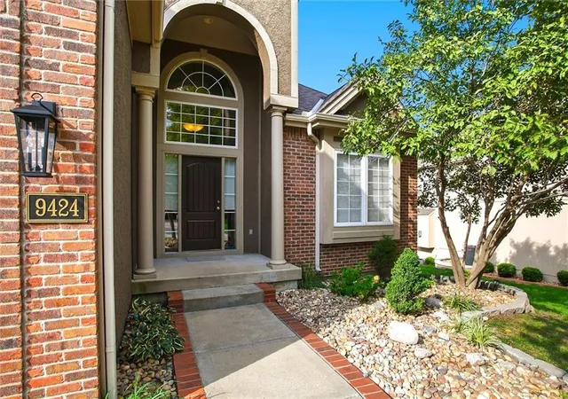 Photo 3 of Sale Pending at 9424 N Hunter Ave, Kansas City, MO 64157 | MLS# 2642623 | Listing updated on 2026-10-04