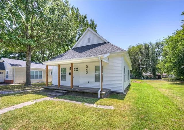 Photo 3 of Sale Pending at 542 E 23rd Street, Pittsburg, KS 66762 | MLS# 2642629 | Listing updated on 2026-10-02