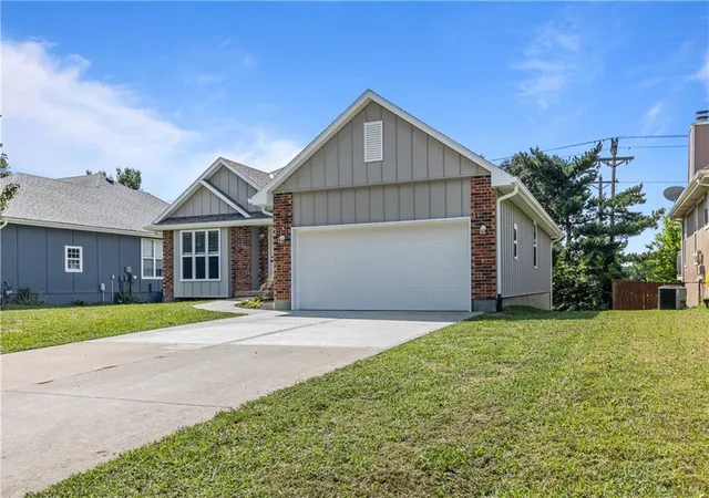 Photo 2 of Single family home for sale at 908 Coventry Ct, Warrensburg, MO 64093 | MLS# 2642630 | Listing updated on 2026-09-17