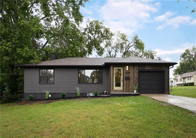 Photo 2 of Single family home for sale at 2214 Ne 37th Terrace, Kansas City, MO 64116 | MLS# 2642635 | Listing updated on 2026-09-18