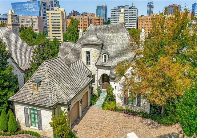 Single family home for sale at 711 Ward Pkwy, Kansas City, MO 64112 | MLS# 2642641 | Listing updated on 2026-09-19