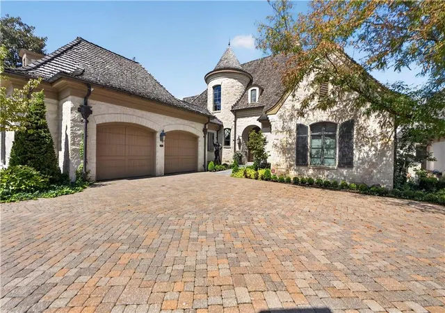 Photo 1 of Single family home for sale at 711 Ward Pkwy, Kansas City, MO 64112 | MLS# 2642641 | Listing updated on 2026-09-19