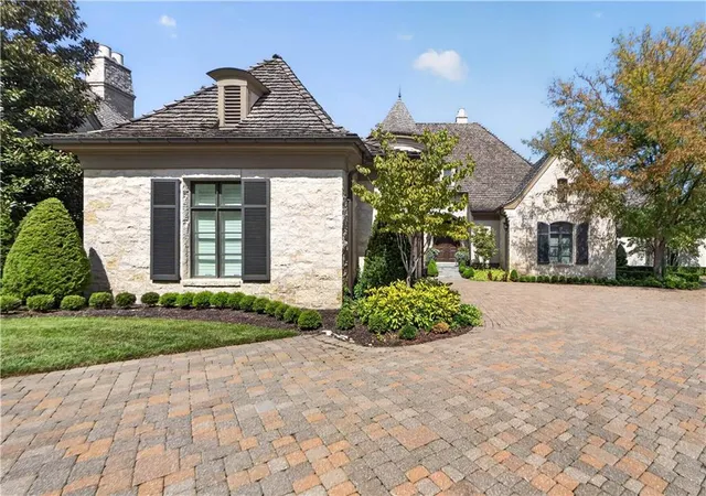 Photo 2 of Single family home for sale at 711 Ward Pkwy, Kansas City, MO 64112 | MLS# 2642641 | Listing updated on 2026-09-19