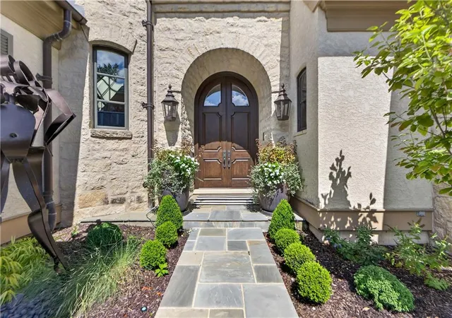 Photo 4 of Single family home for sale at 711 Ward Pkwy, Kansas City, MO 64112 | MLS# 2642641 | Listing updated on 2026-09-19