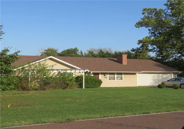 Single family home for sale at 119 Canary Ln, Iola, KS 66749 | MLS# 2642650