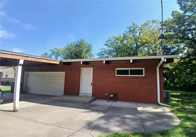 Photo 2 of Single family home for sale at 5323 Edgewood Cir, Kansas City, MO 64151 | MLS# 2642651 | Listing updated on 2026-10-07
