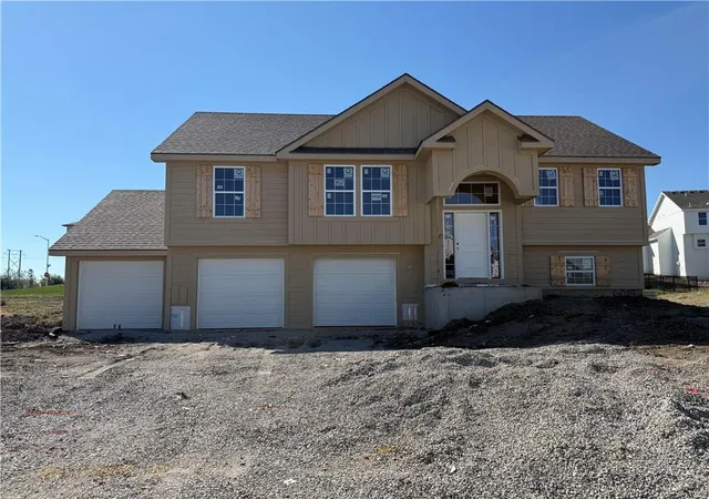 Photo 2 of Single family home for sale at 6019 Ne 118th Terrace, Kansas City, MO 64156 | MLS# 2642653 | Listing updated on 2026-10-10
