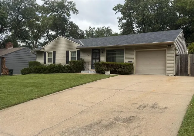 Photo 2 of Sale Pending at 7914 West 86th St, Overland Park, KS 66212 | MLS# 2642656 | Listing updated on 2026-10-08