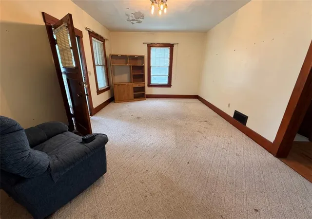 Photo 2 of Sale Pending at 616 S Walnut St, Maryville, MO 64468 | MLS# 2642672 | Listing updated on 2026-10-01