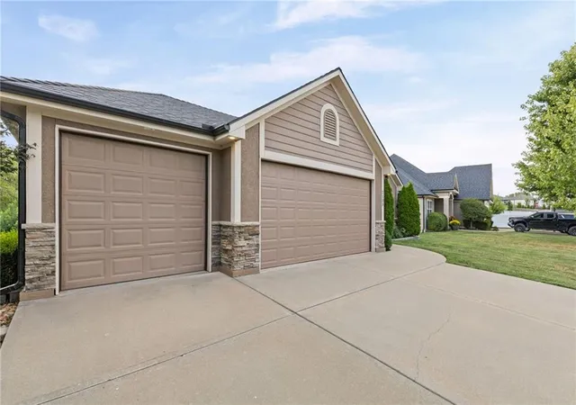 Photo 2 of Single family home for sale at 2135 Ne Sparta Dr, Blue Springs, MO 64029 | MLS# 2642673 | Listing updated on 2026-09-21