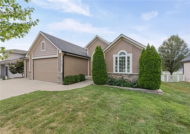 Photo 3 of Single family home for sale at 2135 Ne Sparta Dr, Blue Springs, MO 64029 | MLS# 2642673 | Listing updated on 2026-09-21