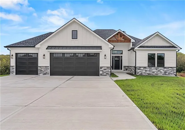 Photo 1 of Single family home for sale at 12203 S Eagle Crst Dr, Lees Summit, MO 64086 | MLS# 2642674 | Listing updated on 2026-10-07