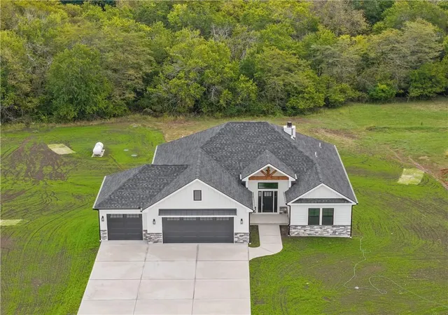 Photo 3 of Single family home for sale at 12203 S Eagle Crst Dr, Lees Summit, MO 64086 | MLS# 2642674 | Listing updated on 2026-10-07