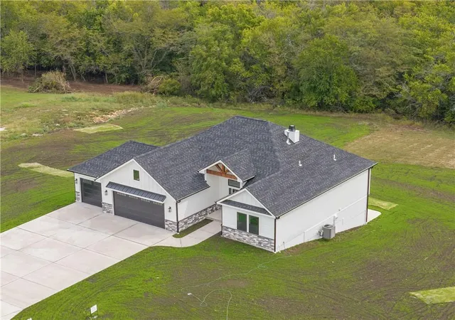 Photo 3 of Single family home for sale at 12203 S Eagle Crst Dr, Lees Summit, MO 64086 | MLS# 2642674 | Listing updated on 2026-10-07