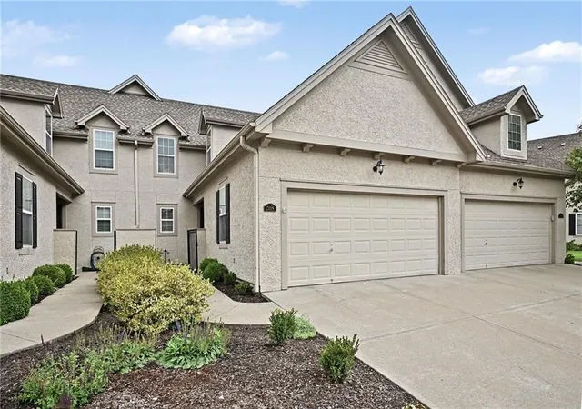 Photo 1 of Townhouse for sale at 2118 Ne 107th Terrace, Kansas City, MO 64155 | MLS# 2642679 | Listing updated on 2026-10-06