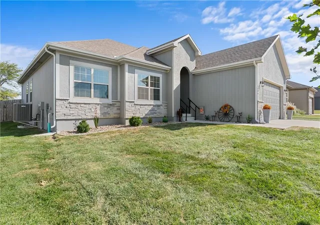 Photo 2 of Single family home for sale at 1406 Sw 8th Terrace, Oak Grove, MO 64075 | MLS# 2642694 | Listing updated on 2026-10-04