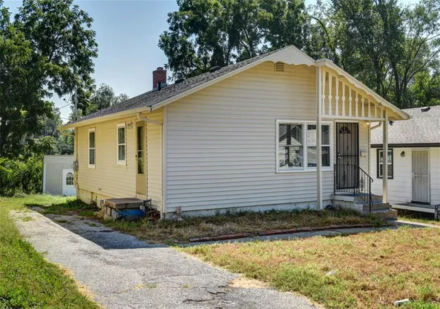 Single family home for sale at 4517 Lawn Ave, Kansas City, MO 64130 | MLS# 2642697