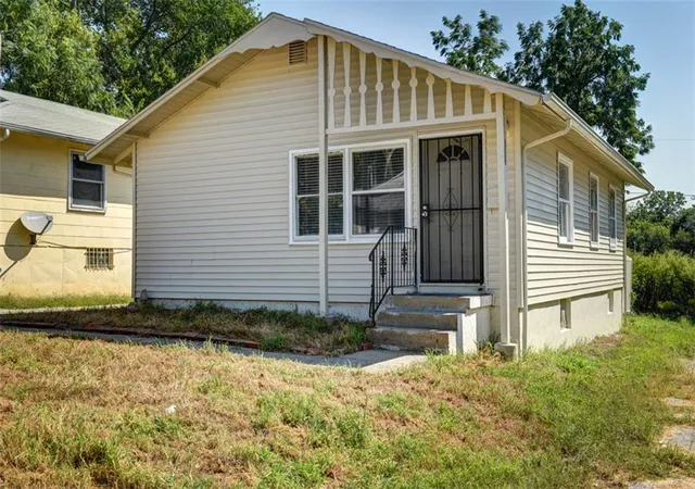 Photo 2 of Single family home for sale at 4517 Lawn Ave, Kansas City, MO 64130 | MLS# 2642697 | Listing updated on 2026-09-18