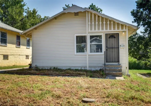 Photo 3 of Single family home for sale at 4517 Lawn Ave, Kansas City, MO 64130 | MLS# 2642697 | Listing updated on 2026-09-18