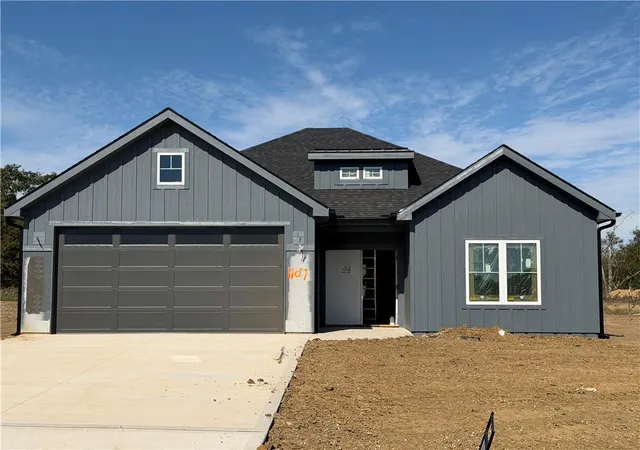 Single family home for sale at 1107 Eli Ln, Warrensburg, MO 64093 | MLS# 2642702