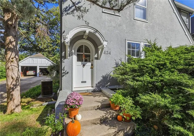 Photo 4 of Single family home for sale at 434 Greenway Ter, Kansas City, MO 64113 | MLS# 2642705 | Listing updated on 2026-10-18