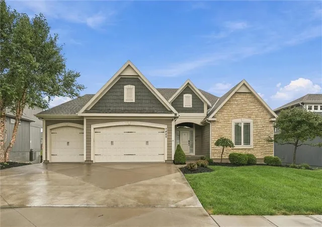 Single family home for sale at 7485 NW Forest Lakes Dr, Kansas City, MO 64152 | MLS# 2642709