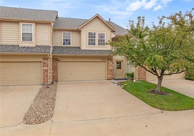 Photo 2 of Townhouse for sale at 8924 Inkster St, Lenexa, KS 66227 | MLS# 2642713 | Listing updated on 2026-10-08